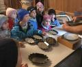 Bild: Irmgard Glaser/exb
Die Kindergartenkinder bei der Mühlen Erkundung.