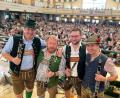Bild: Mario Wimmer
Das Klarinetten-Register der Kapelle Josef Menzl auf der Wiesn. Links Josef Menzl, gleich daneben Jörg Kleidl.