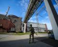 Bild: -/AP/dpa
Ein russischer Soldat einen Bereich des Kernkraftwerks Saporischschja in der Ukraine.
