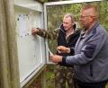 Bild: ak
Die Informationskästen und Schautafeln an den Teichen auf den aktuellen Stand halten ist schon fast Nebensache für die Gewässerwarte Gregor Heldt und Stefan Scherm (von links).