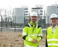 Bild: Hirsch
Die Vertreter der Firmen TenneT" und Maschinenfabrik Rheinhausen, Tim Meyerjürgens (links) und Wilfried Breuer (rechts), nahmen am Donnerstag auf dem Gelände des Umspannwerkes Schwandorf die neue Anlage zur Netzstabilisierung in Betrieb.