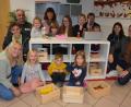 Bild: jr
Gute Laune herrschte beim Besuch von Bürgermeister Bernd Sommer (rechts) im provisorischen Johanniter-Kinderhaus im Probenraum der Stiftländer Jugend- und Blaskapelle. Mit dabei Stadtbaumeister Hubert Siller (Dritter von rechts), Kinderhausleiterin Katja Bloßfeldt (links) sowie Alexander Riedl, Vorsitzender der Stiftländer Jugend- und Blaskapelle (hintere Reihe links).