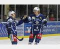 Bild: Gebert
Die Blue Devils Weiden sind mit drei Siegen in die Saison gestartet. Hier bejubeln Kapitän Dennis Thielsch (links) und Neal Samanski einen der bisher 14 Treffer. Am Freitag gastiert der Spitzenreiter der Eishockey-Oberliga Süd in Deggendorf.