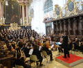 Bild: Johannes Röttges/exb
Imposant war das Bild, als vor dem Hochaltar der Basilika das Bayerische Ärzteorchester und der Deutsche Ärztechor unter Leitung von Michael Hofstetter gemeinsam musizierten.