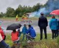 Bild: bk
Eine Schauübung im Regen, Die Gäste beobachten dennoch genau und interessiert, wie die Aktiven den Brand in einem Gartenhaus unter Kontrolle bringen.