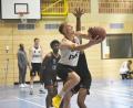 Bild: Tobias Schwarzmeier
Rückkehrer Simon Wagner (am Ball) zeigt beim lockeren Spiel in der Windischeschenbacher Mehrzweckhalle Maxim Zolotarov (Nummer 4) und Devaughn Terrell (Nummer 5) eine mustergültige Bewegung zum Korb.