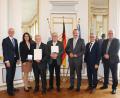 Bild: Regierung der Oberpfalz/Stühlinger-Weinhändler/exb
Bernd Hofmann und Michael Albang (Dritter und Vierter von links) erhielten bei einem Festakt in Regensburg die Kommunale Verdienstmedaille in Bronze. Regierungspräsident Walter Jonas (von links), Abgeordnete Martina Englhardt-Kopf, Bürgermeister Frank Zeitler (Nabburg), Zweiter Bürgermeister Richard Brunner (Dieterskirchen) und stellvertretender Landrat Richard Tischler gratulierten.