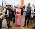 Bild: mab
Mit einem musikalischen Prost eröffneten die "Zwoa Schneidig`n", Seniorenbeauftragte Gabi Beck, Bürgermeister Peter Neumeier und Altbürgermeister Manfred Rodde (von links) das stimmungsgeladene Oktoberfest der Schwarzenfelder Senioren bei vollem Pfarrsaal.