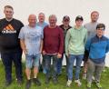 Bild: EC Konnersreuth/exb
Der EC Konnersreuth ermittelte kürzlich seine Asphaltstock-Vereinsmeister. Vorsitzender Florian Härtl (links) gratulierte den besten Spielern.