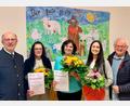 Bild: Kindergarten Teunz/exb
Pfarrer Herbert Rösl (rechts) und Kirchenpfleger Josef Saller (links) begrüßten die neue Leiterin Sabine Meindl (Zweite von rechts). Dienstjubiläum feierten Nicole Güntner (Zweite von links) und Hildegard Kühner (Mitte).