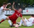 Bild: mhs
Die SpVgg Pfreimd (Maximilian Herzog in der Mitte) will gegen Spitzenreiter TSV Seebach nicht früh zu Boden gehen, sondern bis zum Schlusspfiff Paroli bieten.