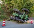 Bild: Bauernfeind/vifogra/dpa
Der Traktor liegt neben einer Böschung auf der Seite.