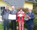 Bild: soj
Kreisfachberater Harald Schlöger (links) und OGV-Vorsitzende Inge Geißler (rechts) überreichten Manfred und Lucia Kratzer Urkunde und Plakette für ihren Naturgarten.