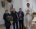 Bild: wel
Pfarrer Wolfgang Dietz und Lisbeth Balk (von rechts) würdigten das 30-jährige Engagement von Hubert Reimer als Chorleiter und Organist in Schönsee sowie zuvor zwölf Jahre als Chorleiter in Stadlern.