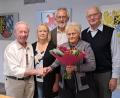 Bild: le
Als starke Gemeinschaft im BBV-Kreisverband Weiden/Neustadt präsentiert sich der Seniorenkreis mit (von links) Ehrenkreisobmann Erich Schieder, der neuen Seniorenbeauftragten Josefine Kick sowie Hans Winter und den scheidenden Vorstandsmitgliedern Inge Schieder und Josef Wittmann.