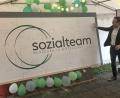 Bild: wro
Das neue Firmenlogo stellte Sozialteam-Geschäftsführer Christian Weiß den Gästen im Senioren-Servicehaus Fuchsmühl vor.