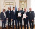 Bild: fz
Stellvertretender Landrat Albert Nickl gratuliert Gerhard Scharl und Christian Steiner ebenso wie Bechtsrieths Bürgermeister Markus Ziegler zur Kommunalen Verdienstmedaille, die Regierungspräsident Walter Jonas (von rechts) beim Festakt überreicht.