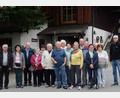 Bild: br
„Das Glasdorf“ der Familie Weinfurthner in Arnbruck war eines der Ausflugsziele bei der Tagesfahrt der Reservistenkameradschaft mit Vorsitzenden Hubert Brendel (ganz rechts), wobei in der Glashütte (im Bildhintergrund) traditionelle Glasherstellung am glühenden Schmelzofen bestaunt werden konnte.