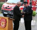 Bild: Martin Thoma/exb
Bürgermeister Rudolf Schopper übergibt den Fahrzeugschlüssel an Kommandant Bastian Reiser.