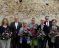 Bild: Stefanie Gradl
Bürgermeister Hans-Martin Schertl (Zweiter von rechts) und sein Stellvertreter Thorsten Grädler (Zweiter von links) gratulieren (von links) Irene Felkl, Monika Härtl, Markus Kederer, Roswitha Dorner und Petra Hammer.