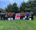 Bild: egl
Erfreut empfingen zwölf Feuerwehren aus dem Landkreis von Florian Ramsl (5. von rechts) von der Versicherungskammer Bayern je einen Schwimmsauger.