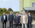 Bild:  PI Neustadt/WN/exb
Personalratsvorsitzender Franz Eichenseher, Polizeivizepräsident Thomas Schöniger (von links) und Dienststellenleiter Stefan Weinberger verabschieden Georg Fritsch und heißen Johannes Zeug (von rechts) als neuen "Vize" der Polizeiinspektion Neustadt/WN willkommen.