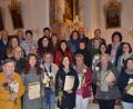 Bild: ak
Urkunden und Blumen für langjähriges Singen im Kirchenchor erhielten (vorne von links) Inge Schraml, Siegfried Vetter, Gabi Scharf, Laura Kreuzer, Christine Sollfrank, Gerda Ogermann, Hedwig Bäuml und Lydia Fröhlich.