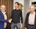 Bild: kro
Bürgermeister Bernd Sommer (links) gratulierte dem neuen Ortsvertreter von Wolfsbühl, Klaus Sommer (Mitte). Er folgt auf seinen Vater Josef Sommer, der 50 Jahre diesen Posten bekleidete.