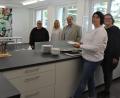Bild: jr
Die neue Schulküche in Konnersreuth kommt gut an. Bei der Besichtigung mit dabei waren (von links) Sachbearbeiter Thorsten Malikowski, Rektorin Michaela Ponnath, Zweiter Bürgermeister Stefan Siller sowie die Fachkräfte Marion Burger (Schulfrühstück) und Andrea Kirchhoff (Mittagessen).