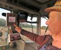 Bild: Hirsch
Josef Wifling senior fährt den Schlepper und bedient die Technik. Auf dem Monitor hat er die Helfer auf der Erntemaschine im Blick.