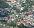 Bild: mür
Bürgermeister Franz Stahl hofft auf einen Baustart für die neue Zweifachturnhalle bei der Mittelschule (Bildmitte, unterhalb des Friedhofs) möglichst noch in diesem Jahr.