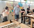 Bild: Florian Dendorfer/exb
Holzbildhauer Josef Fischer leitet Schüler der Talentklasse Werken (Jahrgangsstufe acht) beim Holzbildhauerkurs an.