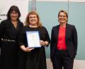 Bild: Marcus Gloger/exb
Schulleiterin Hannelore Reil-Heining (von links) und Elisabeth Schneider bei der Preisübergabe durch Ministerin Stefanie Hubig. .