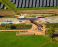 Bild: Frankenair Ingo Baeuerlein / Luftbild-Suche.com/exb
Blick von oben: So sah es an der Baustelle des Kurmhofbachs bei Pfreimd Ende September aus. Die Maßnahme dauert noch bis Ende dieses Jahres. Zwischen Schwandorf Süd und Teublitz hingegen ist heute die Auflösung der Verkehrsführung geplant.