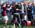 Bild: Dieter Jäschke
Jubel, Trubel, Heiterkeit: Spieler und Trainer Turan Bafra (Mitte) feiern den Schirmitzer 2:1-Sieg über den FC Vorbach.
