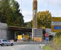 Bild: Petra Hartl
Die Rohbauarbeiten an der Brücke bei Mönlas sollen noch in diesem Jahr abgeschlossen werden. Die Fertigstellung ist für das Frühjahr 2023 geplant.