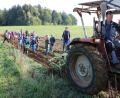 Bild: gru
Die Kinder auf dem Feld beim Erdäpfel suchen und ernten.