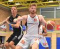 Bild: Büttner, Gerhard
Sebastian Fritsch (am Ball) bringt die Neustädter Basketballer Ende des dritten Viertels gegen die Schanzer Baskets aus Ingolstadt wieder heran. Nach fünf Fouls muss der DJK-Captain die Schlussphase aber – wie drei weitere Leistungsträger des Gastgebers – von der Bank aus verfolgen.