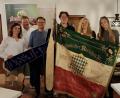 Bild: gri
Die fast 100 Jahre alte Fahne des Katholischen Burschenvereins Wutschdorf mit Bürgermeister Alwin Märkl (Zweiter von links) sowie den Mitgliedern des Heimat- und Kulturvereins und der KLJB.