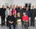 Bild: heb
Die KAB ist stolz auf ihre treuen Mitglieder. Im Bild (sitzend von links) Alois Weigl, Erna Häring und Monika Bauer, (stehend von links) Präses Stadtpfarrer Georg Flierl, Rita Kraus, Bürgermeister Franz Stahl, Theresia Konrad, Alfred Mehler, Herbert Konrad, Thomas Pinzer, Diözesansekretär Markus Nickl und Kreispräses Pater Helmut Stadermann.
