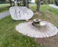 Bild: Heimatverein Schwarzenbach/exb
Am Flurbereinigungsbrunnen beim Ortsausgang von Schwarzenbach Richtung Bärnau hat der Heimatverein fachkundig Reinigungs- und Instandhaltungsarbeiten ausgeführt. Bedingt durch die lange Trockenheit läuft allerdings nur wenig Wasser.