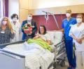 Bild: Michael Vogl/exb
Stationsleiterin Ute Hilpert, Chefärztin Dr. Susanne Merl, Geschäftsführer Dr. Martin Baumann, Hebamme Christiane Hinum und Kinderkrankenschwester Gloria Dollinger (von links) gratulieren der Mutter Christina Graf.