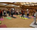 Bild: jr
Birgit Hamann (rechts) mit den Teilnehmern der ersten Yogastunde im Ratssaal des Informations- und Begegnungszentrums Schafferhof.