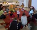 Bild: mez
Über zehn Familien kamen zu der beeindruckenden kleinen Andacht auf das Herz-Jesu-Pfarrgelände.