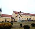 Bild: mab
Das Kloster Schwarzenfeld, so wie es sich dem Spaziergänger um den Berg zeigt. Es wurde 1934 erbaut.