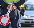 Symbolbild: Patrick Pleul/dpa-Zentralbild/ZB
Ein Polizeibeamter hält eine Winkerkelle in den Händen.