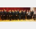Bild: ld
Die Ehrung der Feuerwehrler für 40 Jahre und 25 Jahre aktiven Dienst im KBM-Bezirk von Peter Prechtl war in der Mehrzwecksaal in Brand. Bürgermeister Bernhard Schindler (Vierter von rechts) gratulierte den Jubilaren, ebenso Landrat Roland Grillmeier, Feuerwehrdienst-Grade und Bürgermeister-Kollegen.