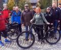 Bild: ld
Klaus Hars, Wolfgang und Elisabeth Doleschal, Bürgermeister Bernhard Schindler, Fördervereinsvorsitzender Frank Bauer, Altbürgermeister Ludwig König, Gewinnerin Sabrina Kurz sowie deren Ehemann und Freunde (von links) nahmen an der Erlebnis-Radtour teil.