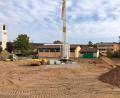 Bild: mis
Hier im Ortsteil Unterköblitz entsteht die neue Mehrfachturnhalle der Marktgemeinde. Auf der Baustelle werden Fortschritte sichtbar. Im ersten Quartal 2025 soll Einweihung gefeiert werden.