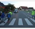Bild: Gerd Spies
Sicher über den Zebrastreifen am Bachweg in Kümmersbruck dank der Eltern Wei Wei und Lorraine Gradl.